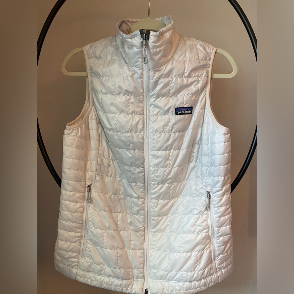 Patagonia Women’s Lightweight Quilted Vest in White Med